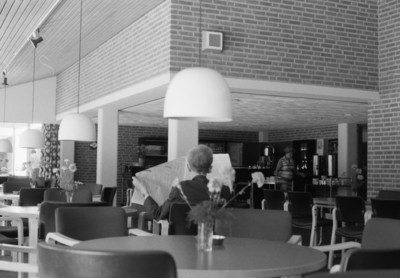 850897 Gezicht in de ontvangstruimte met koffiehoek in de nieuwbouw van het verzorgingstehuis Beukenstein (Hoofdstraat ...
